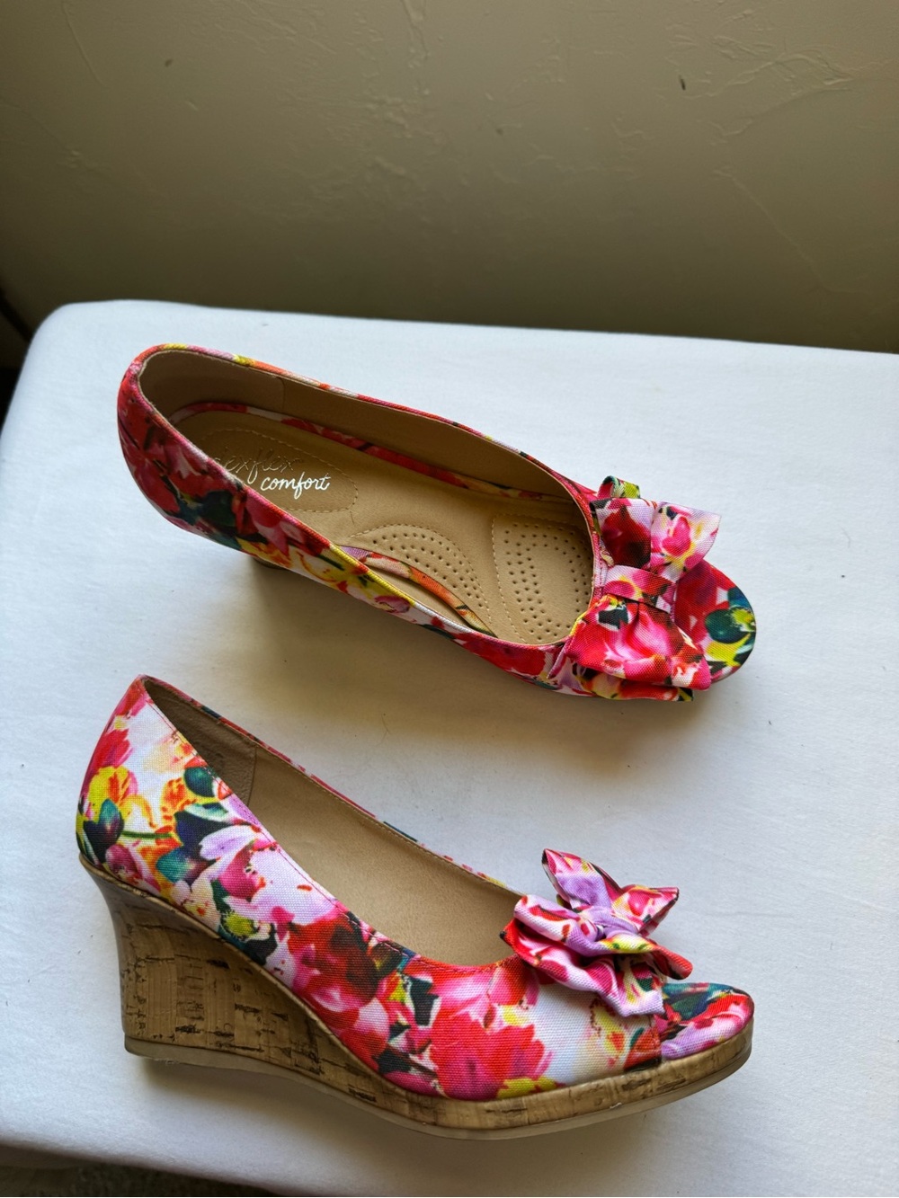 Dexflex Comfort Floral wedge heels with the cutest statement bow 🌺✨ Size 7.5